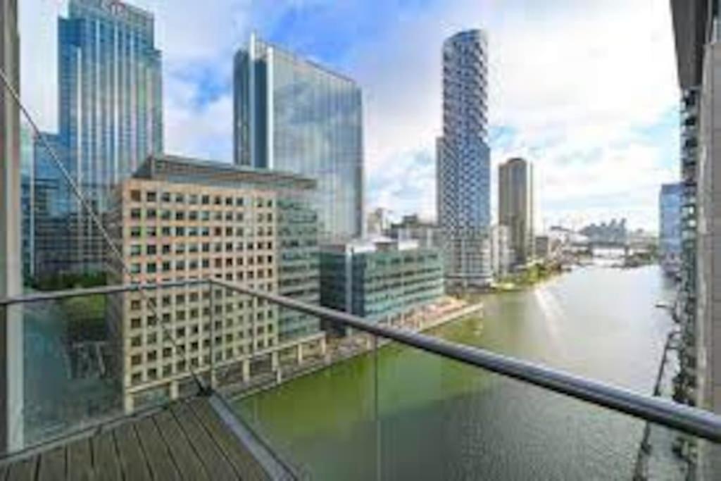 Skyview Waterside City Luxury Apartment Londres Exterior foto